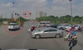 Clip: Vượt đèn đỏ, xe Range Rover gây tai nạn tại Hà Nội