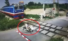 Clip: Băng qua đường sắt thiếu quan sát, nam thanh niên suýt bị tàu cán chết