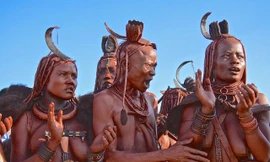 Bộ tộc kỳ lạ nơi phụ nữ để ngực trần, cả đời không tắm bằng nước