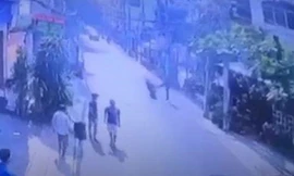 Cướp chạy xe máy bị người đi đường đá ngã văng