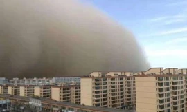 Bão cát cao 100 m 'nuốt chửng' thành phố gần sa mạc Gobi