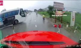 Xe khách chuyển hướng ẩu, tài xế container phanh cháy lốp để 'né'