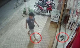 Clip: Người đàn ông đi chân đất thản nhiên xỏ trộm dép trước cửa nhà dân