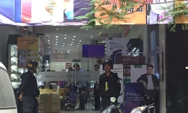 Cảnh sát chuyển đồ đạc ở Nhật Cường mobile sau khám xét