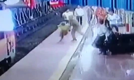 Ông lão khiếm thính ngồi sát đường ray may mắn được người dân cứu