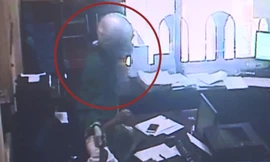 Người đàn ông mặc áo mưa, mang dao cướp ngân hàng ở Phú Thọ