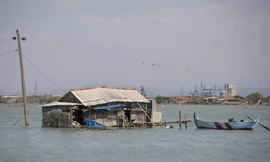 Ngôi làng đang chìm dần xuống biển ở Indonesia