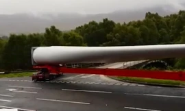 Pha bẻ lái ngoạn mục của tài xế điều khiển xe dài gần trăm mét