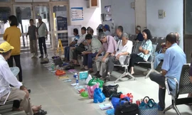 VIDEO: Xếp sổ chờ bốc số khám bệnh từ nửa đêm ở Sài Gòn