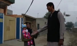 Chàng trai cao 2,43 m chật vật tìm bạn đời