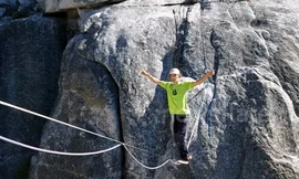 Thót tim với màn đi trên dây qua 2 mỏm núi cao 1000m không đồ bảo hiểm