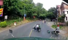 Xe máy bỏ chạy khi thấy CSGT khiến tài xế container phanh 'dúi dụi'