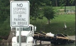 Container lọt bánh xe xuống sông nhưng tài xế vẫn cố chấp chạy qua