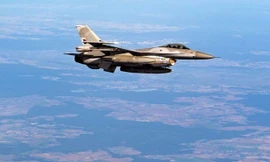 Phi công nhảy dù khỏi F-16 của Không quân Mỹ sắp đâm vào nhà kho