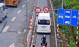 Hàng loạt ôtô chạy vào làn xe máy ở đường dẫn cao tốc Long Thành