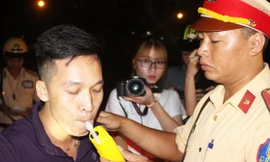 CSGT TP.HCM chốt chặn kiểm tra tài xế sử dụng chất kích thích