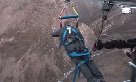 Rụng tim máy phóng người xuống vực sâu với vận tốc 100 km/h