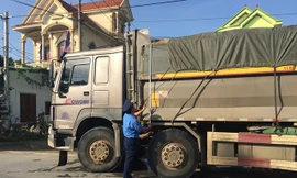 Tài xế cố thủ trên xe khi bị kiểm tra chở quá tải