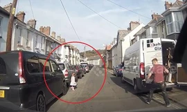 Người bên đường phản ứng cực nhanh cứu mạng bé gái trong tích tắc