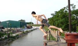 Thanh niên nhảy gần chục mét xuống tắm kênh thủy lợi ở Hà Nội