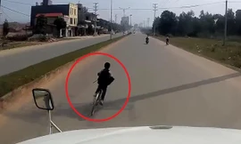 Clip: Bé trai sang đường kiểu cảm tử, dọa tài xế container một phen hú vía