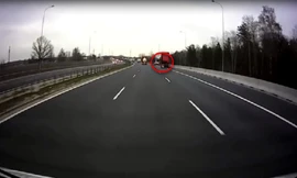 Xe đầu kéo đâm nát ôtô dừng ở làn khẩn cấp trên cao tốc