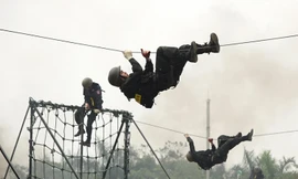 Cận cảnh cảnh sát cơ động nổ súng diễn tập chống khủng bố