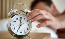 Trước khi có đồng hồ báo thức, người Anh làm gì để dậy đúng giờ?