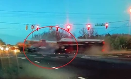 Xe đầu kéo va chạm với xe buýt gây tai nạn chết người