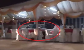 Ô tô lao như bay qua rạp đám cưới, người dân bỏ chạy tán loạn