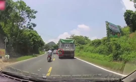 Xi nhan trái không cho vượt, hành động của tài xế xe ben gây cảm kích