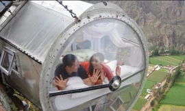 Khách sạn trong suốt lơ lửng giữa vách núi cao 400 m ở Peru