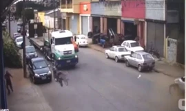 Bị hất bay người trong tai nạn thảm khốc, nam thanh niên vẫn ngồi dậy như thường