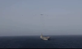 Máy bay B-52 tập trận trên tàu sân bay USS Abraham Lincoln tại vùng biển Ả rập
