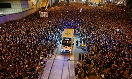 Xe cứu thương 'rẽ sóng' biển người biểu tình ở Hong Kong