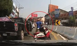 Lấy gạch ném vỡ kính ôtô, tài xế bị đánh hội đồng