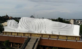 Tượng Phật nằm trên mái chùa dài nhất Châu Á ở Bình Dương