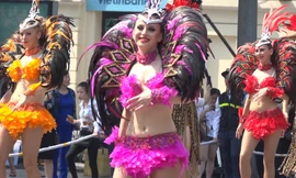 Hàng trăm vũ công nhảy múa dưới nắng nóng trên phố Hà Nội