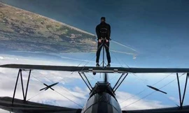 Đứng tim khoảnh khắc người đàn ông ‘đi bộ’ trên cánh máy bay