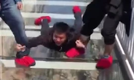 Những hình ảnh hài hước khi du khách đi qua cầu kính