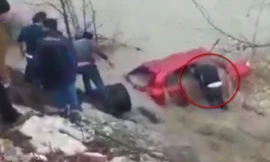 Video: Cố cứu cô gái mắc kẹt trong xe, người đàn ông bị lũ cuốn trôi