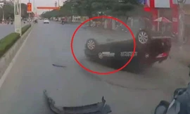 Clip: Ô tô drift bất đắc dĩ, lật ngửa như phim hành động ở Hải Phòng