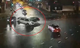 Tài xế say rượu vượt đèn đỏ, đâm thẳng vào xe cảnh sát