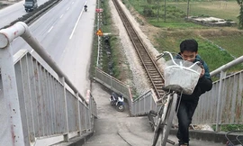 Cầu đi bộ dẫn thẳng xuống lòng đường ở nơi xảy ra tai nạn 8 người chết