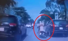 Mải nhìn bình sữa rơi trên đường, 2 mẹ con suýt mất mạng dưới bánh ô tô