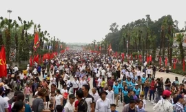 Dòng người dài hàng km đổ về dâng hương dịp giỗ Tổ Hùng Vương