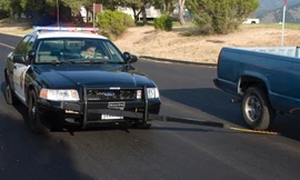 Thanh gai giúp cảnh sát làm thủng lốp xe bỏ trốn