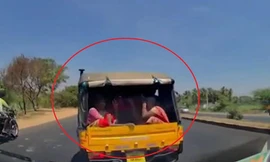 Chuyển làn đột ngột, xe tuk tuk bị tông làm khách té lăn ra đường