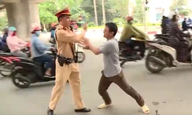 Người đàn ông tấn công cảnh sát để 'giải cứu' bạn nhậu