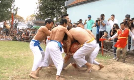 Trai Hà thành mình trần lao vào cướp cầu đầu Xuân